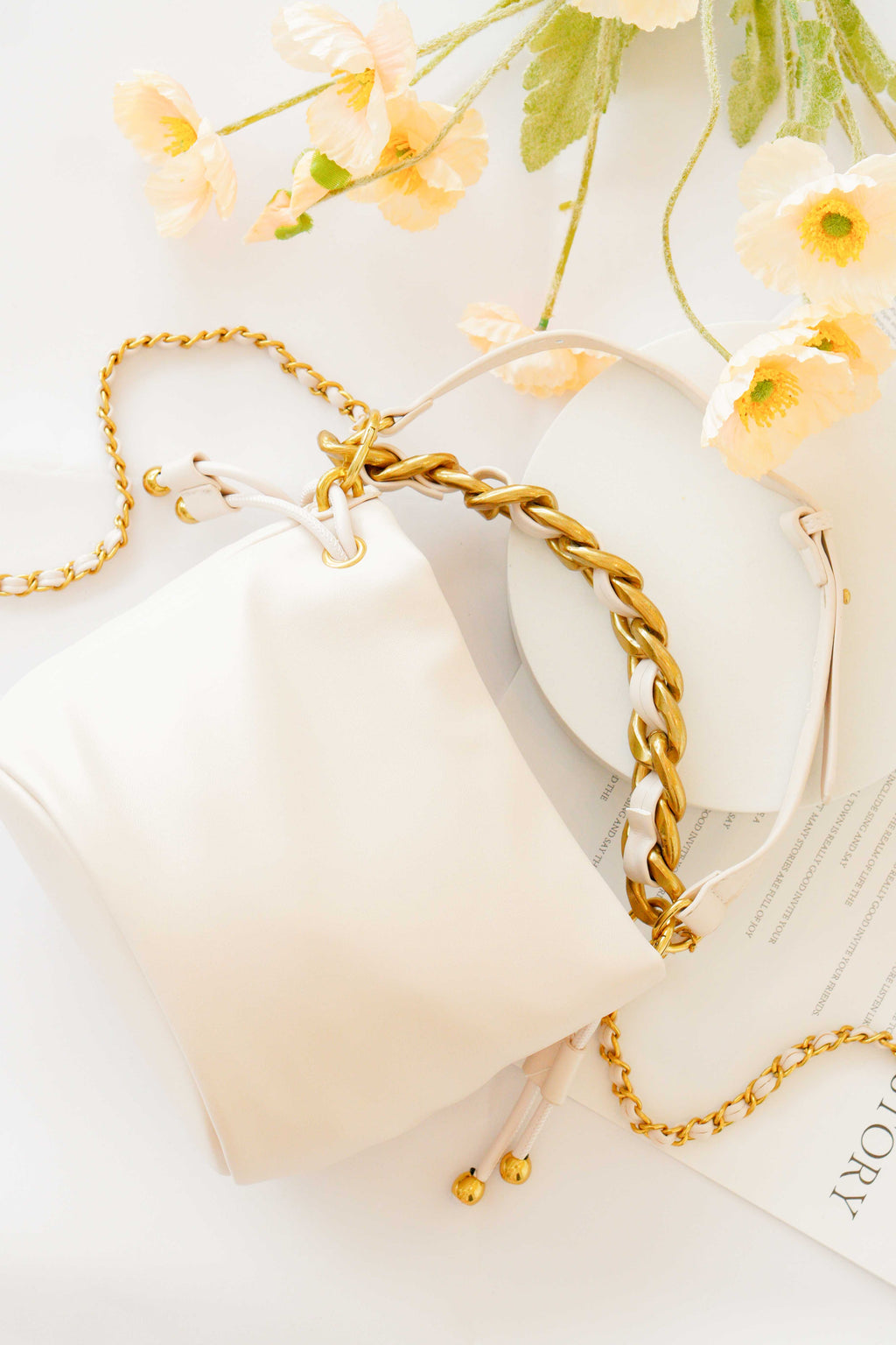 Lindy Leather Chain Bucket Bag in White