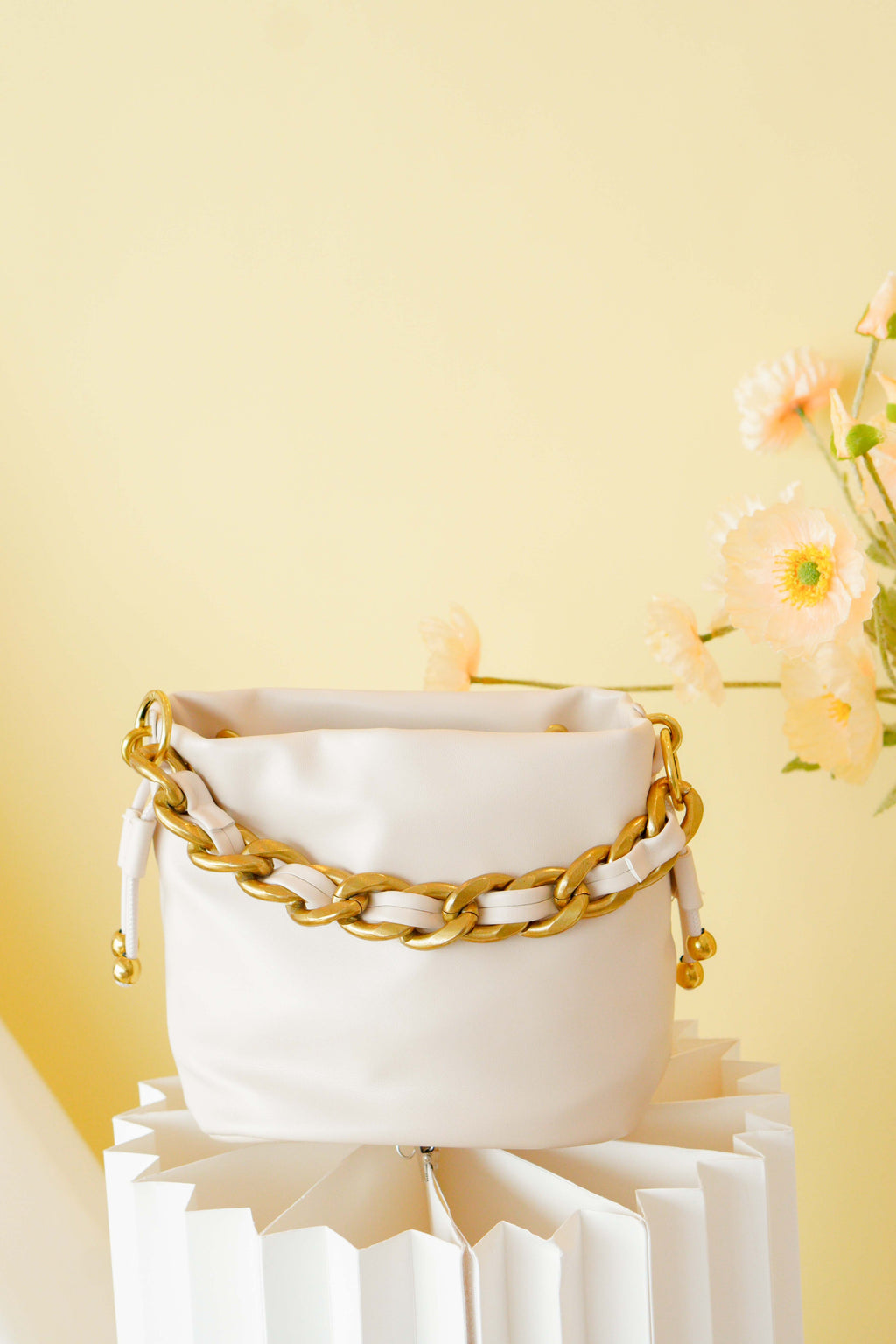 Lindy Leather Chain Bucket Bag in White