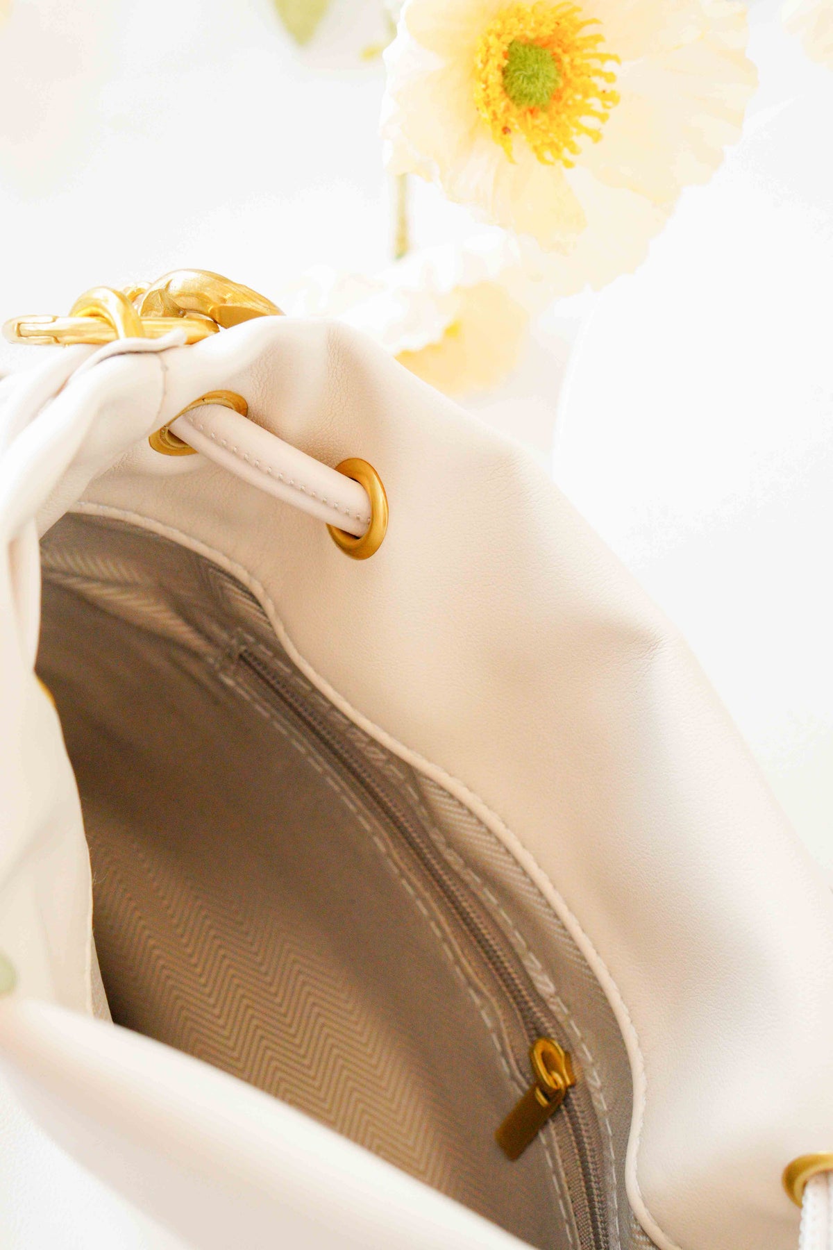Lindy Leather Chain Bucket Bag in White