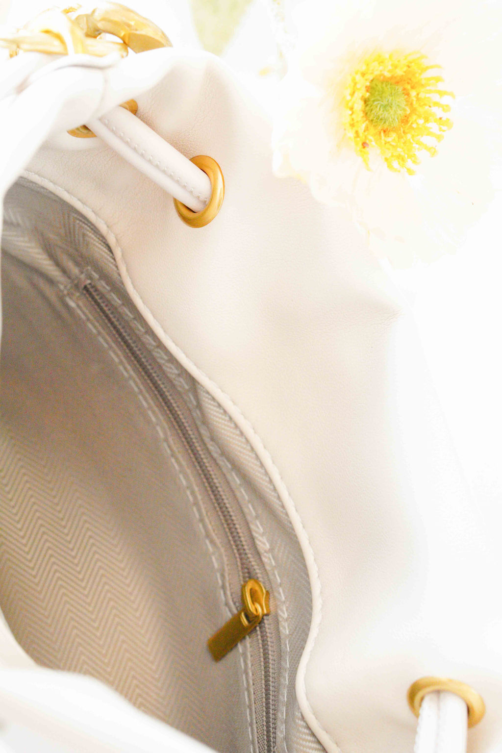 Lindy Leather Chain Bucket Bag in White