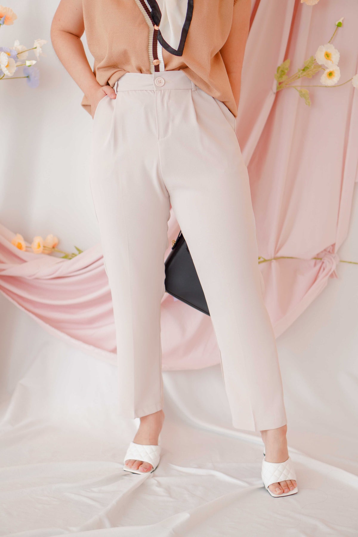 Mel Cropped Pants in Beige