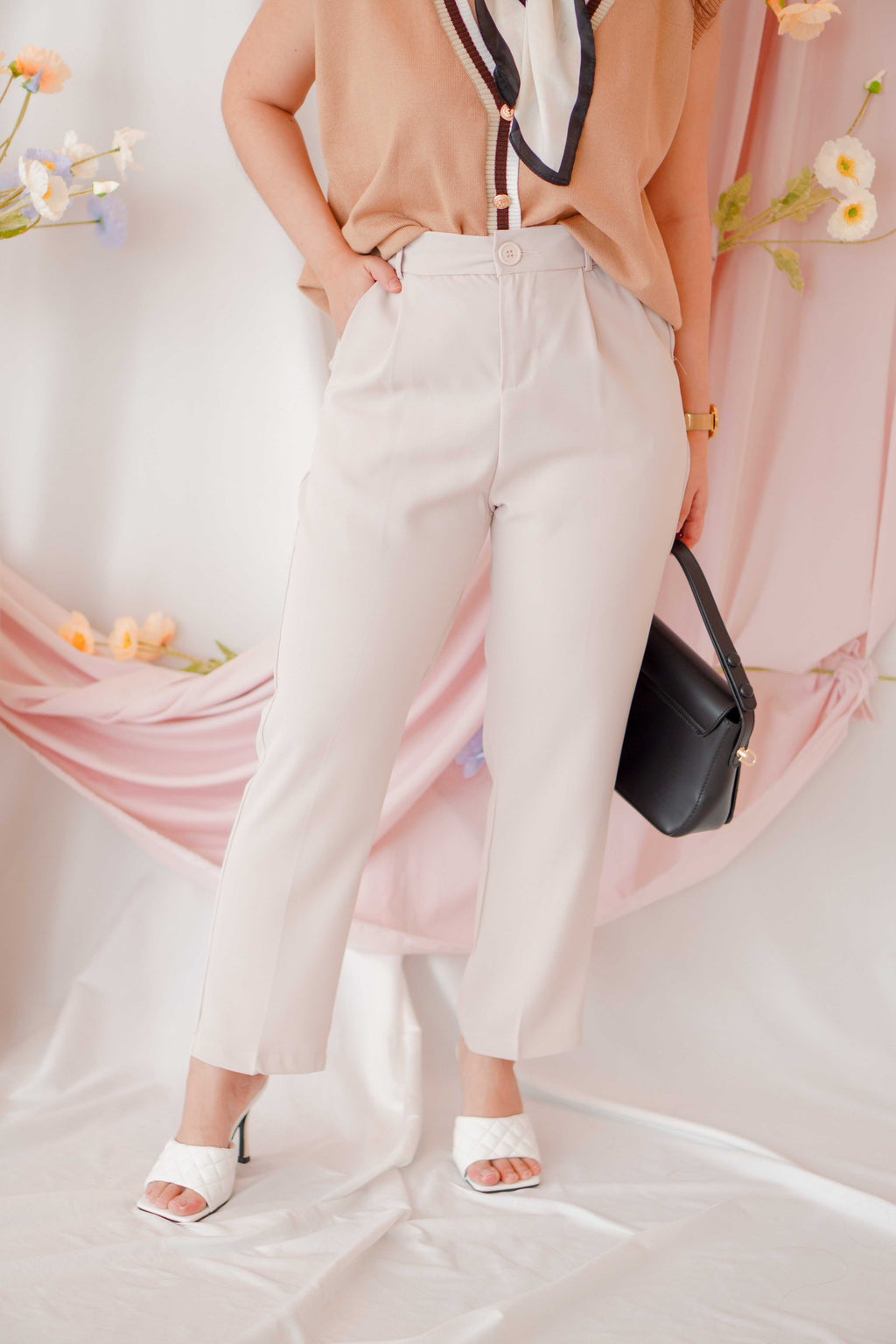Mel Cropped Pants in Beige