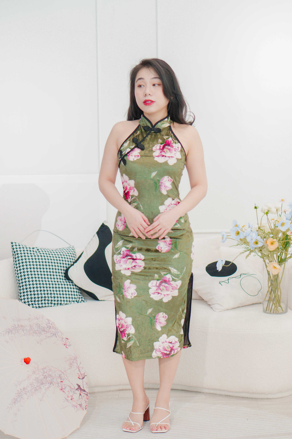 Yun Rao Halter Neck Velvet Floral Cheongsam in Green
