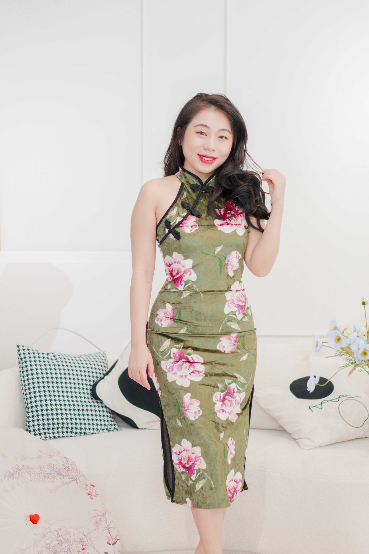 Yun Rao Halter Neck Velvet Floral Cheongsam in Green