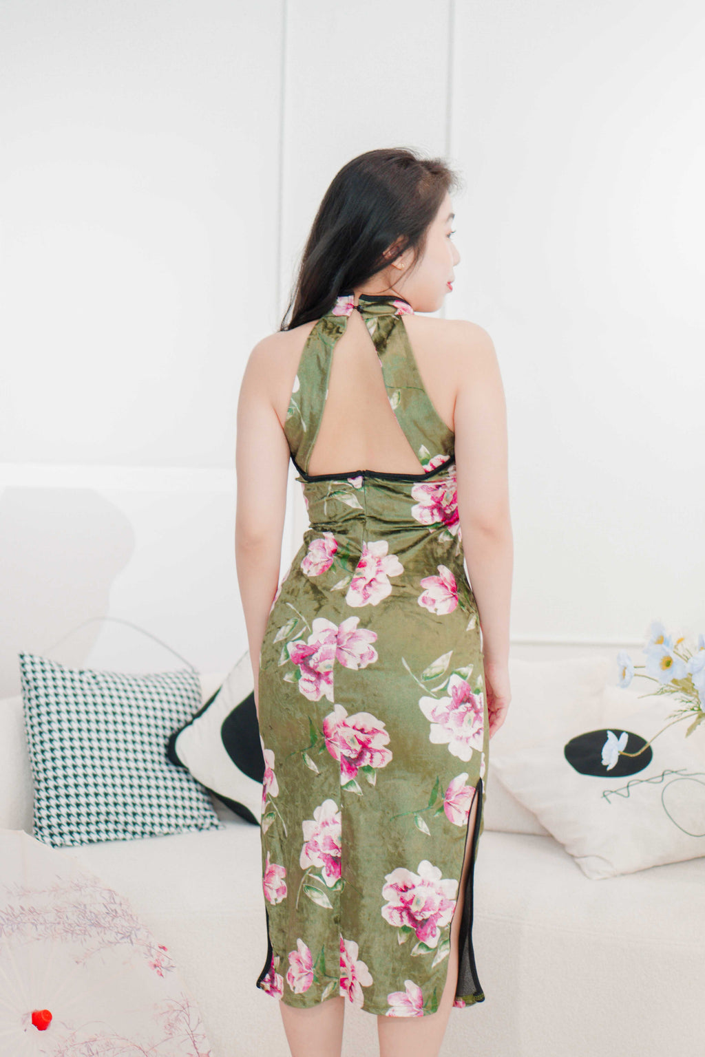 Yun Rao Halter Neck Velvet Floral Cheongsam in Green