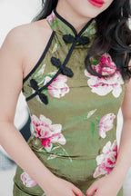 Yun Rao Halter Neck Velvet Floral Cheongsam in Green