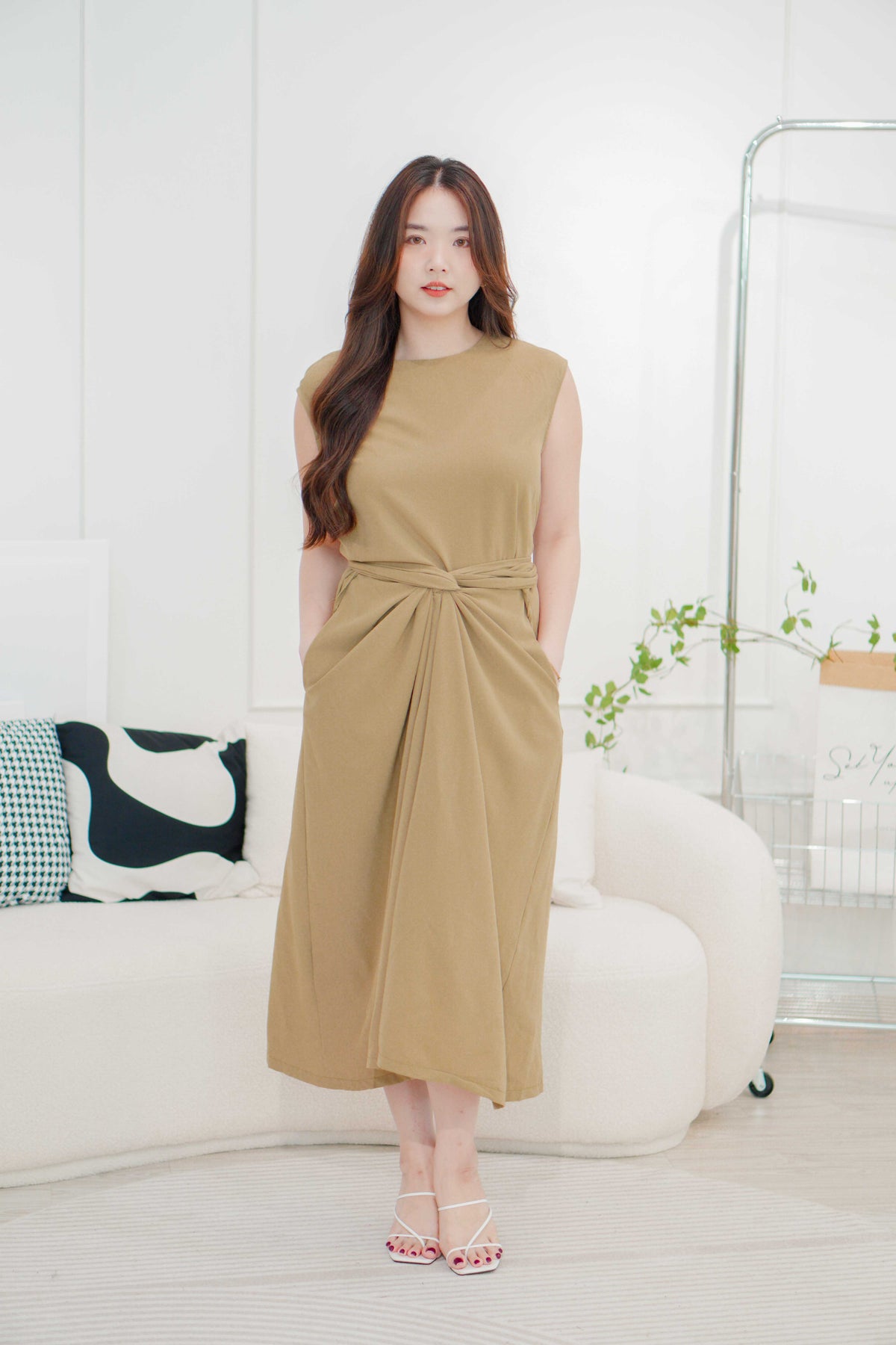 Yunji Self Wrap Dress in Brown