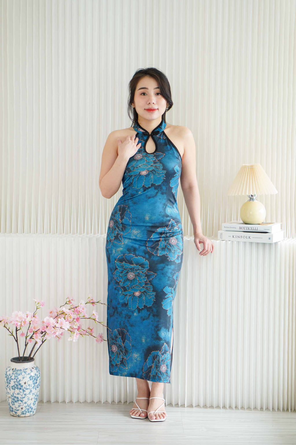 Que Long Halter Neck Floral Cheongsam in Dark Blue