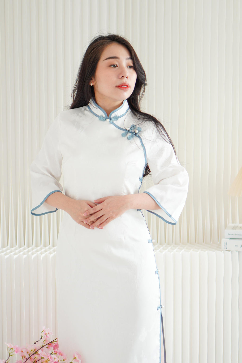Ri Lan Mid Sleeves Maxi Cheongsam in White with Blue Lining