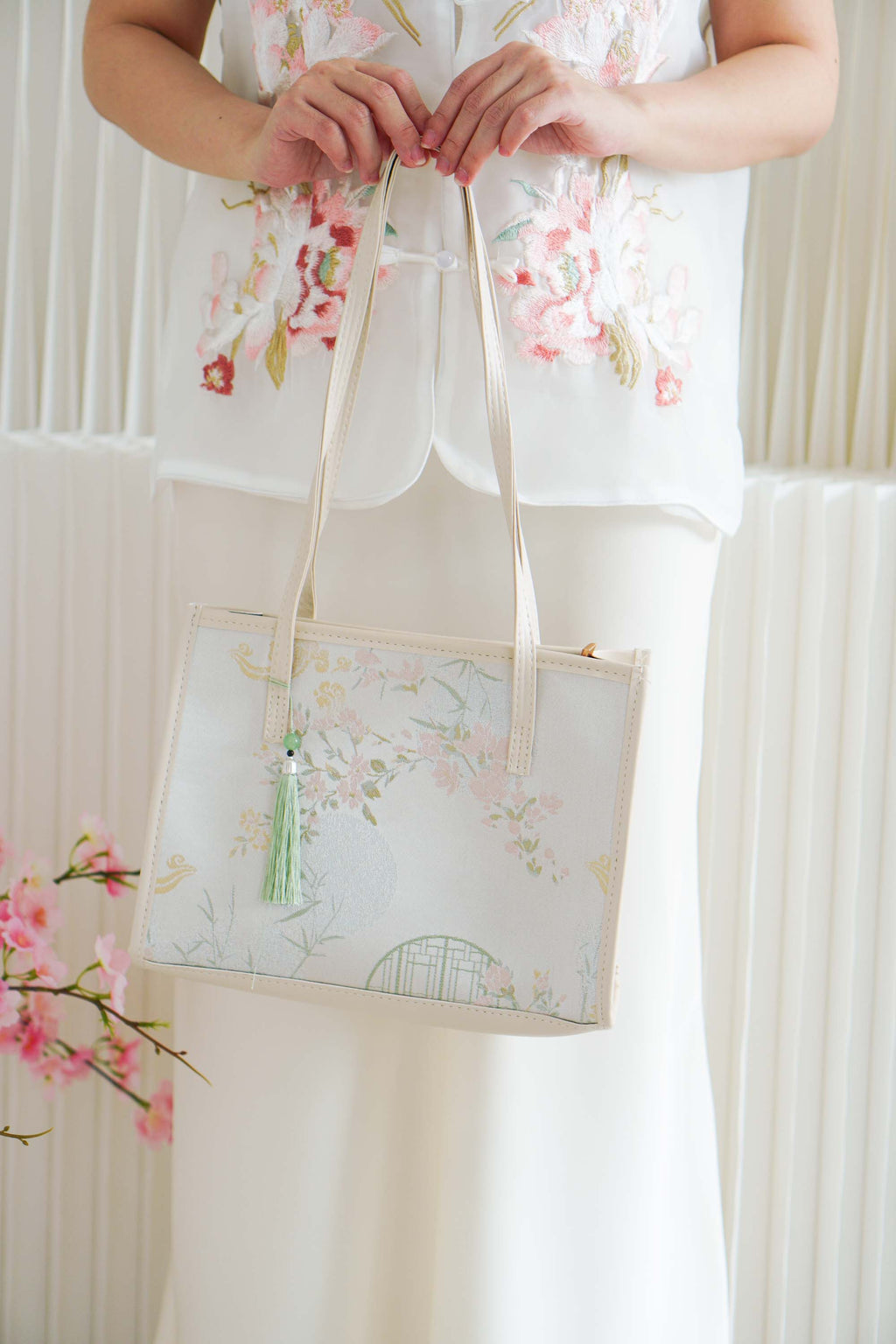 (BACKORDER) Chun Long Handle Tote Bag in Cream