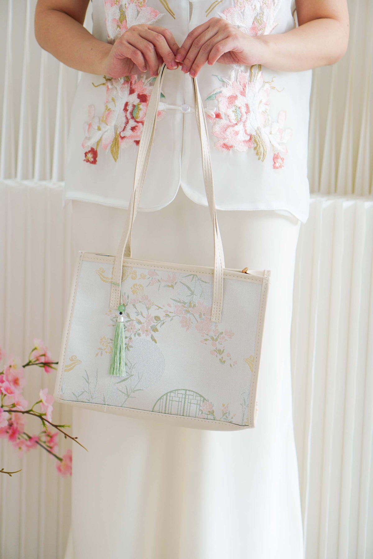 (BACKORDER) Chun Long Handle Tote Bag in Cream