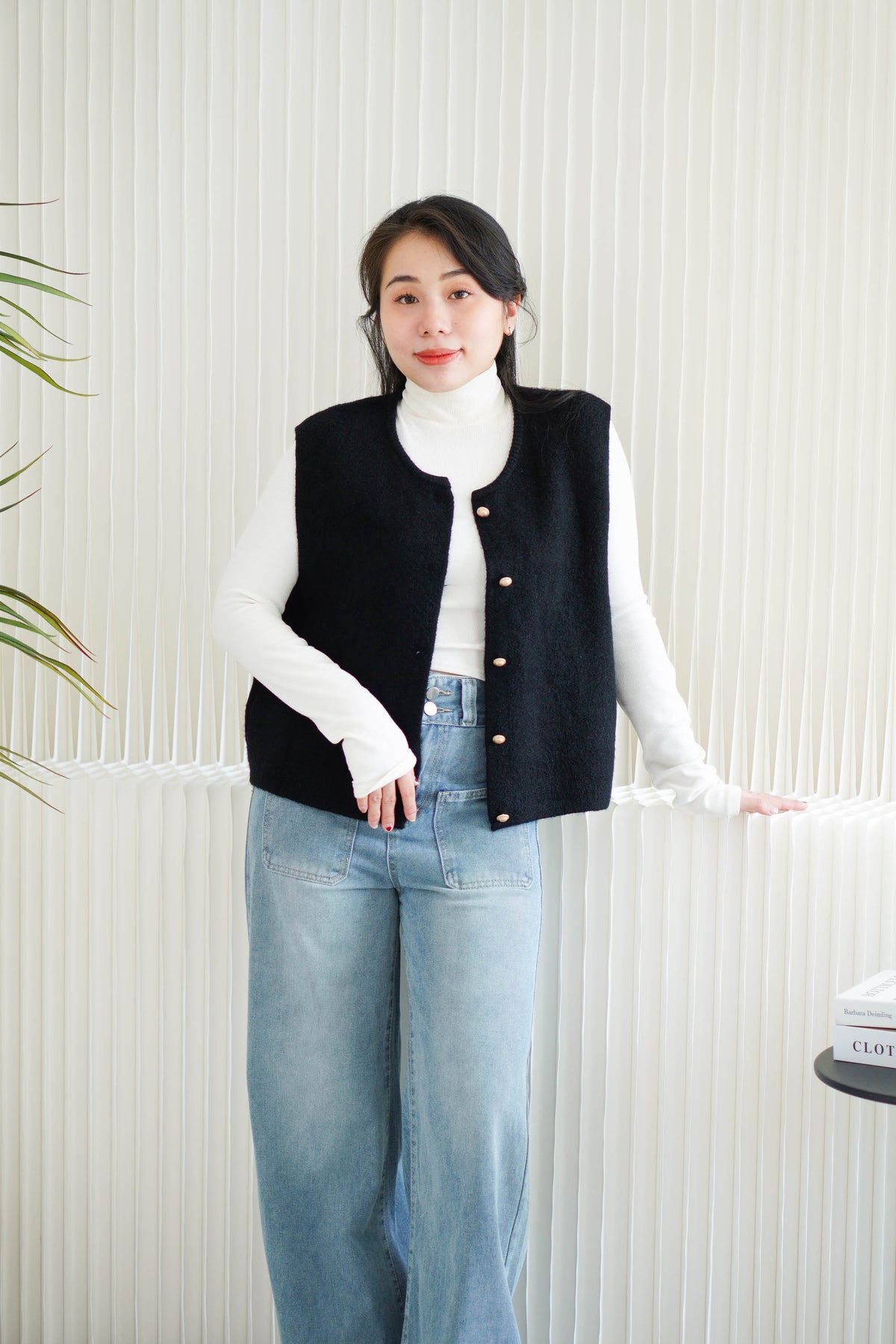 Vaila Round Neck Knit Vest Top in Black