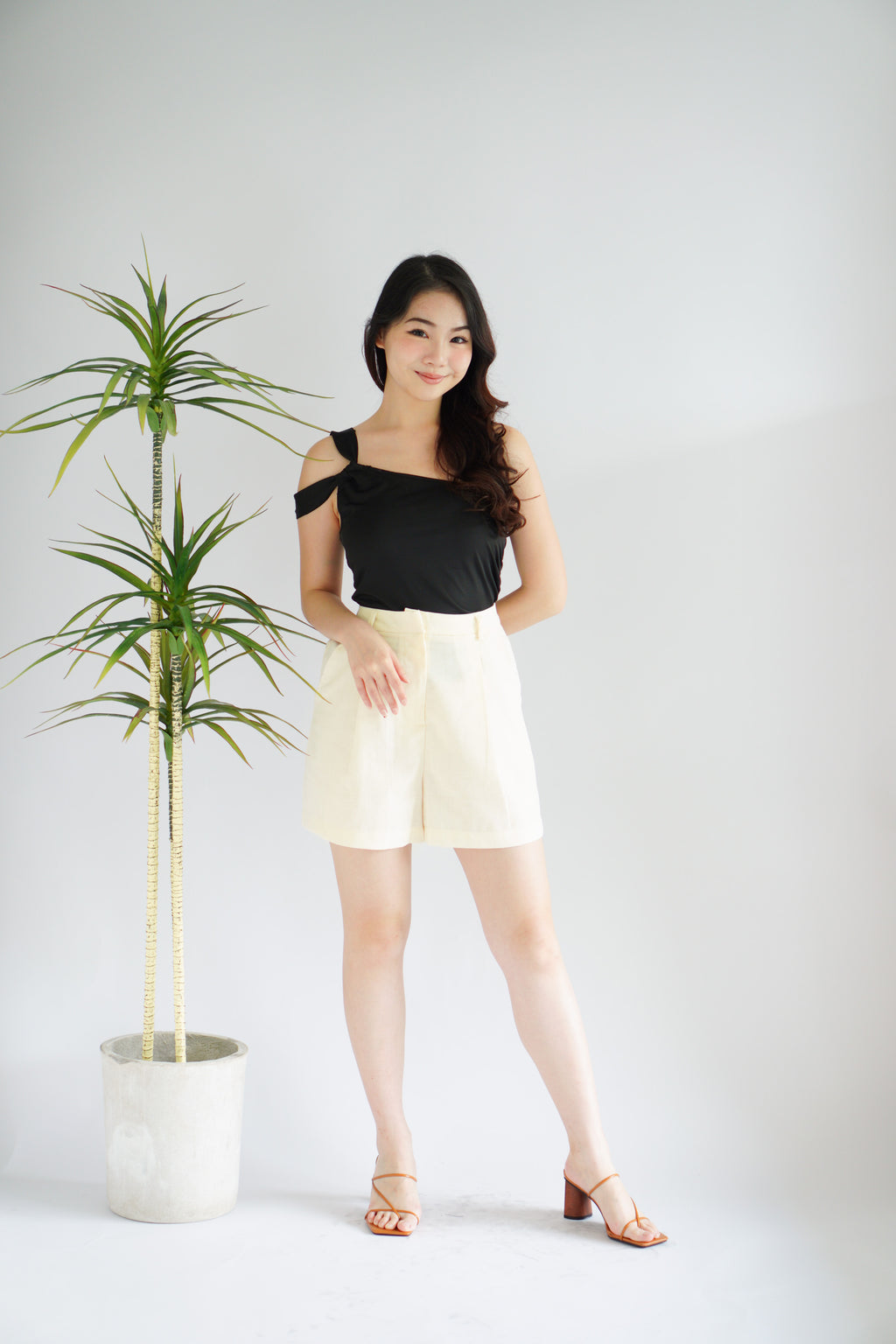 Joji Linen Shorts in Cream