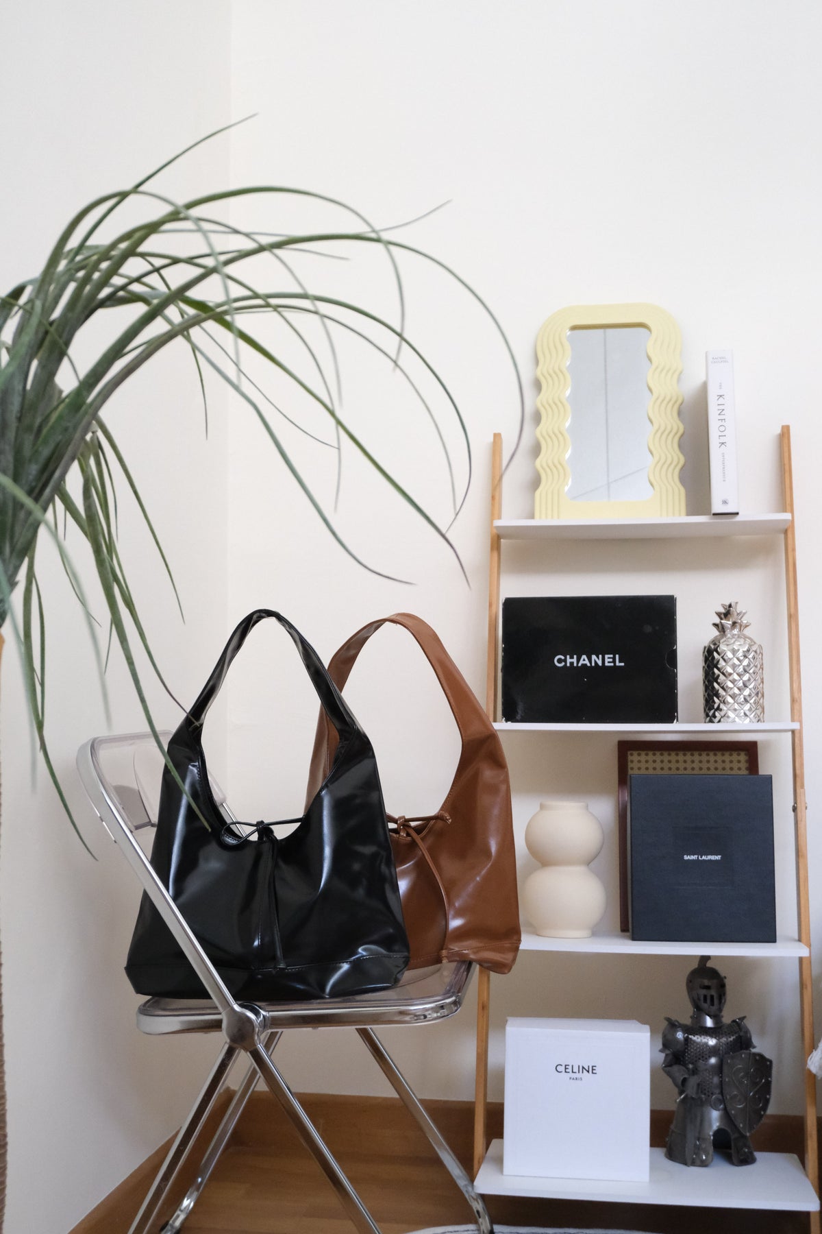 (BACKORDER) Caramel Candy Ribbon Tote Bag in Black