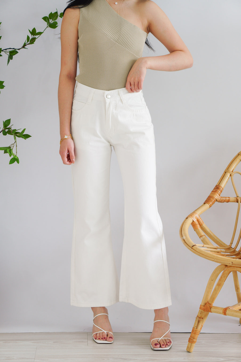 Renya Bell Bottom Jeans in White