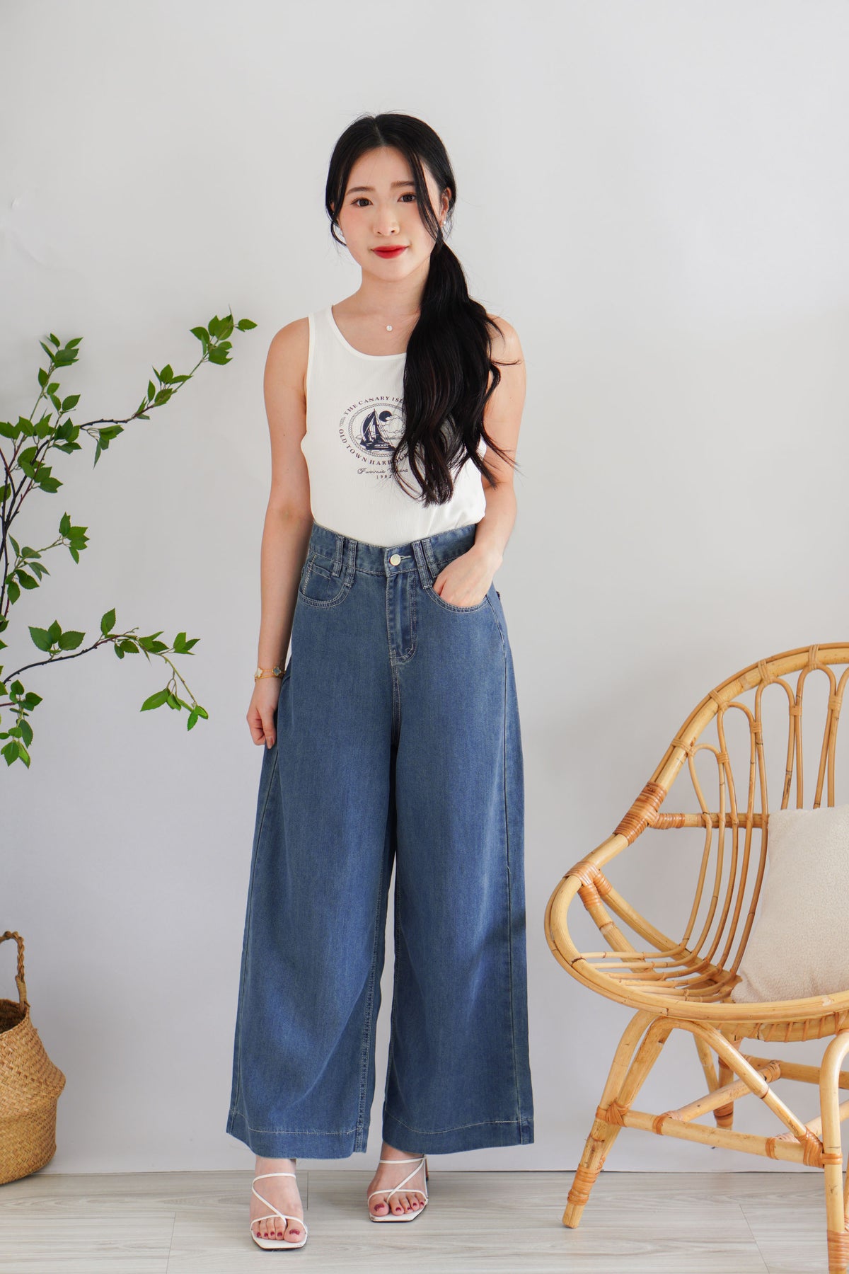 Aston Wide Legged Jeans in Dark Blue