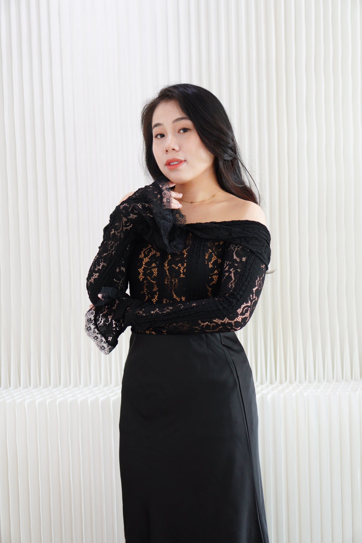 (Premium) Thaleessi Lace Off Shoulder Top in Black