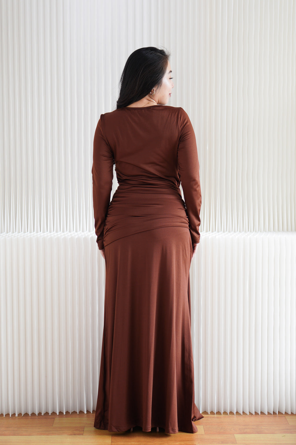 Mihara Long Sleeve Ruched Waist Maxi Dress with Cuff in Brown