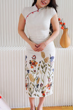 Zhen Ya Short Sleeves Floral Cheongsam In Cream with Red Lining