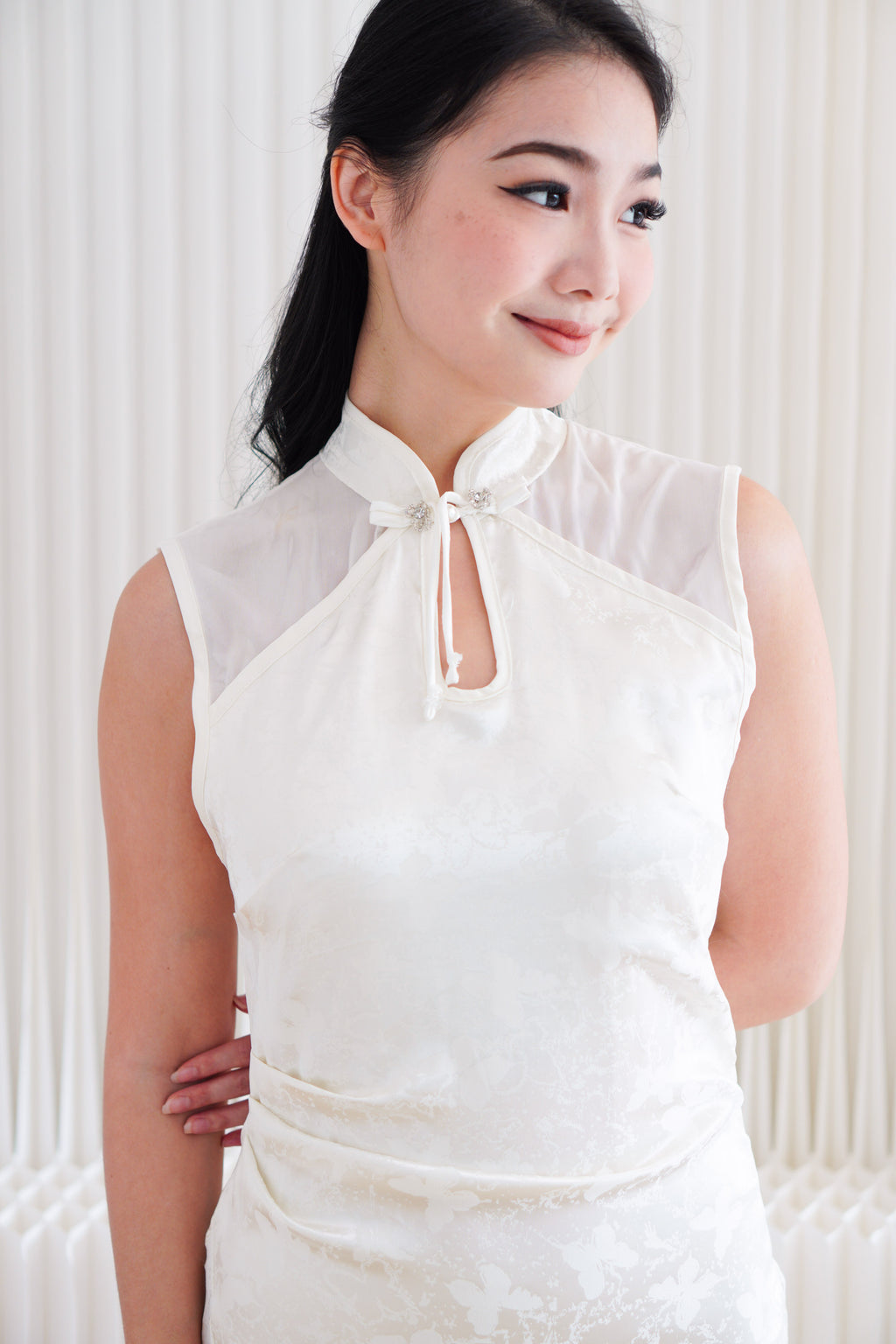 Yi Ning High Neck Cheongsam with Slit in Cream White