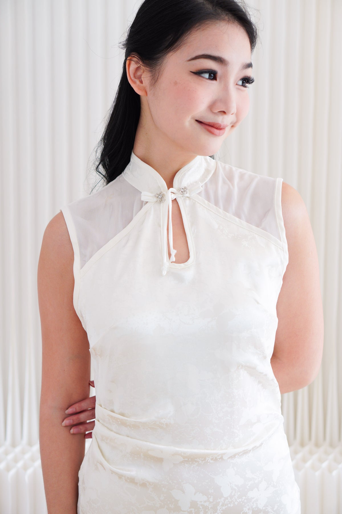 Yi Ning High Neck Cheongsam with Slit in Cream White