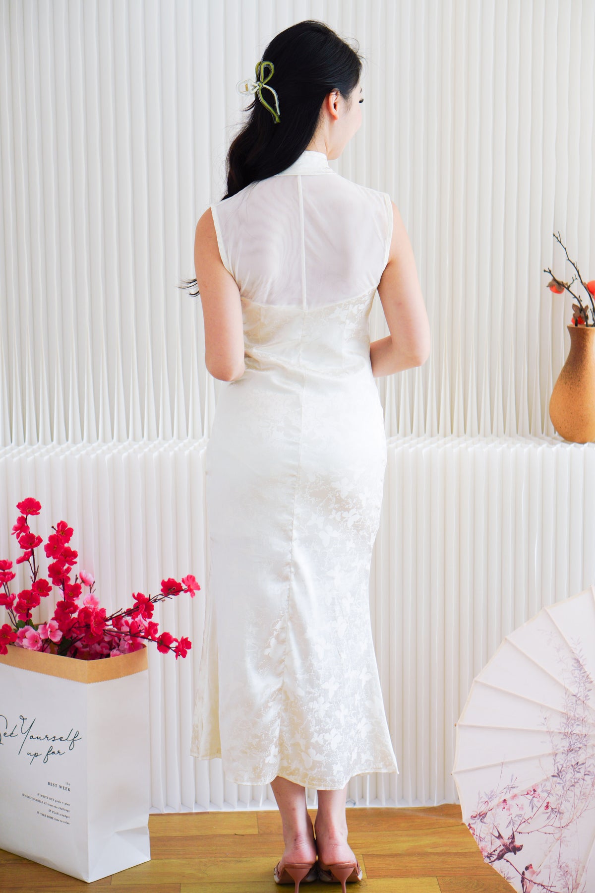 Yi Ning High Neck Cheongsam with Slit in Cream White