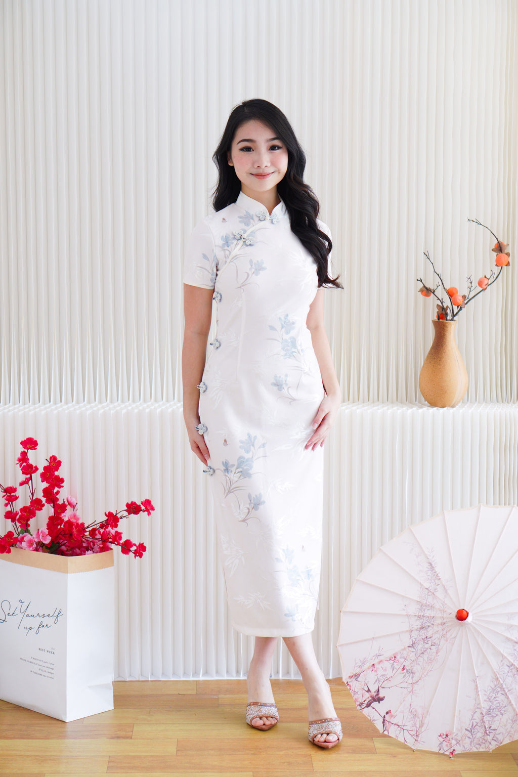 Wan Er Short Sleeves Floral Cheongsam in White