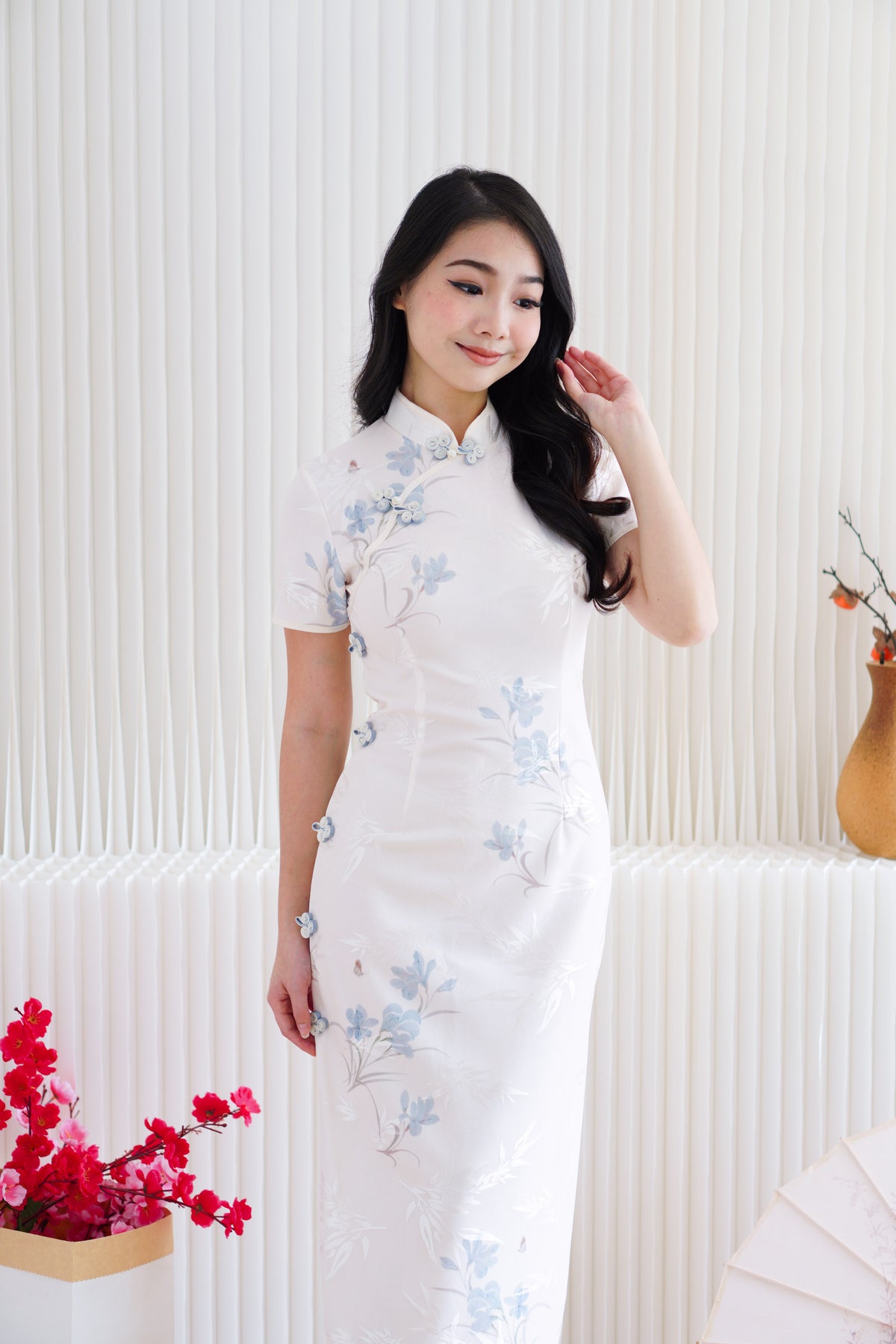 Wan Er Short Sleeves Floral Cheongsam in White