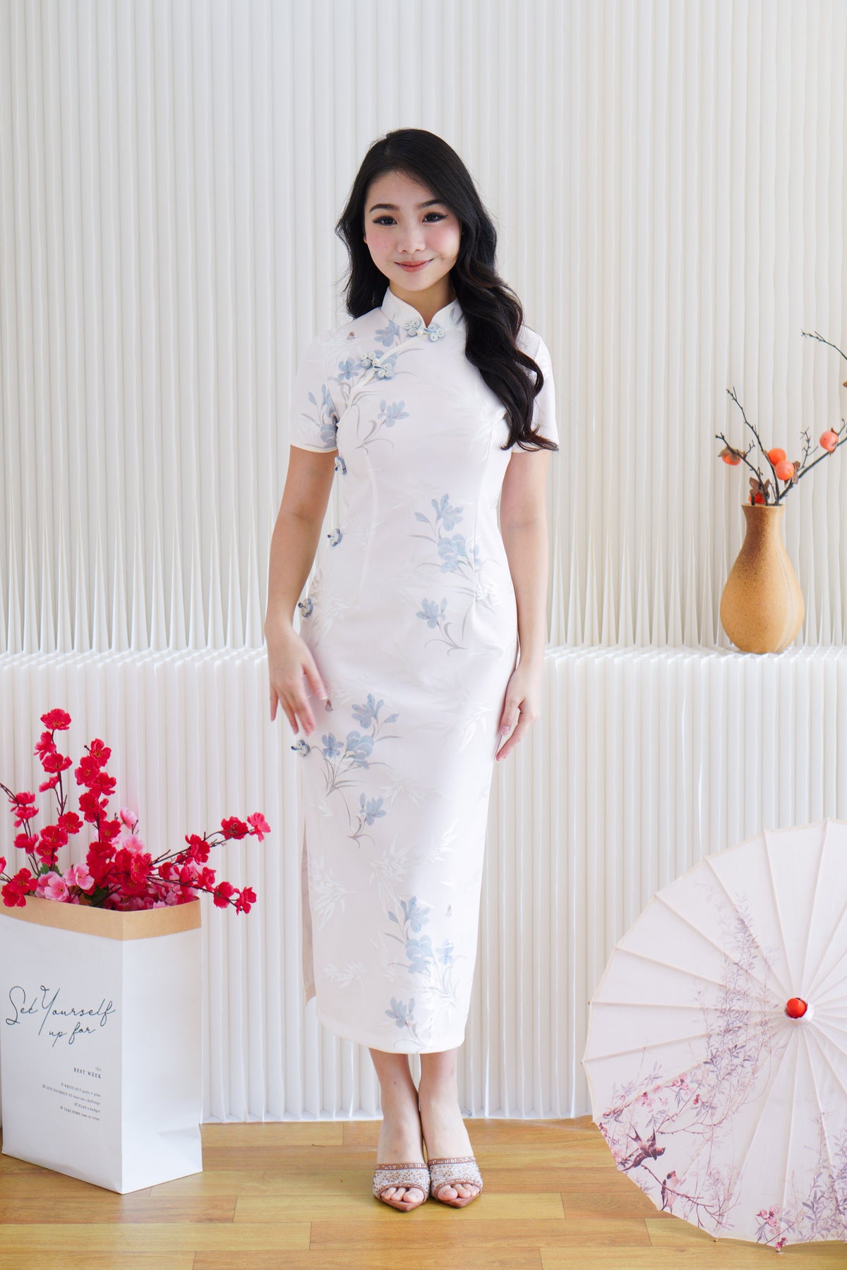 Wan Er Short Sleeves Floral Cheongsam in White