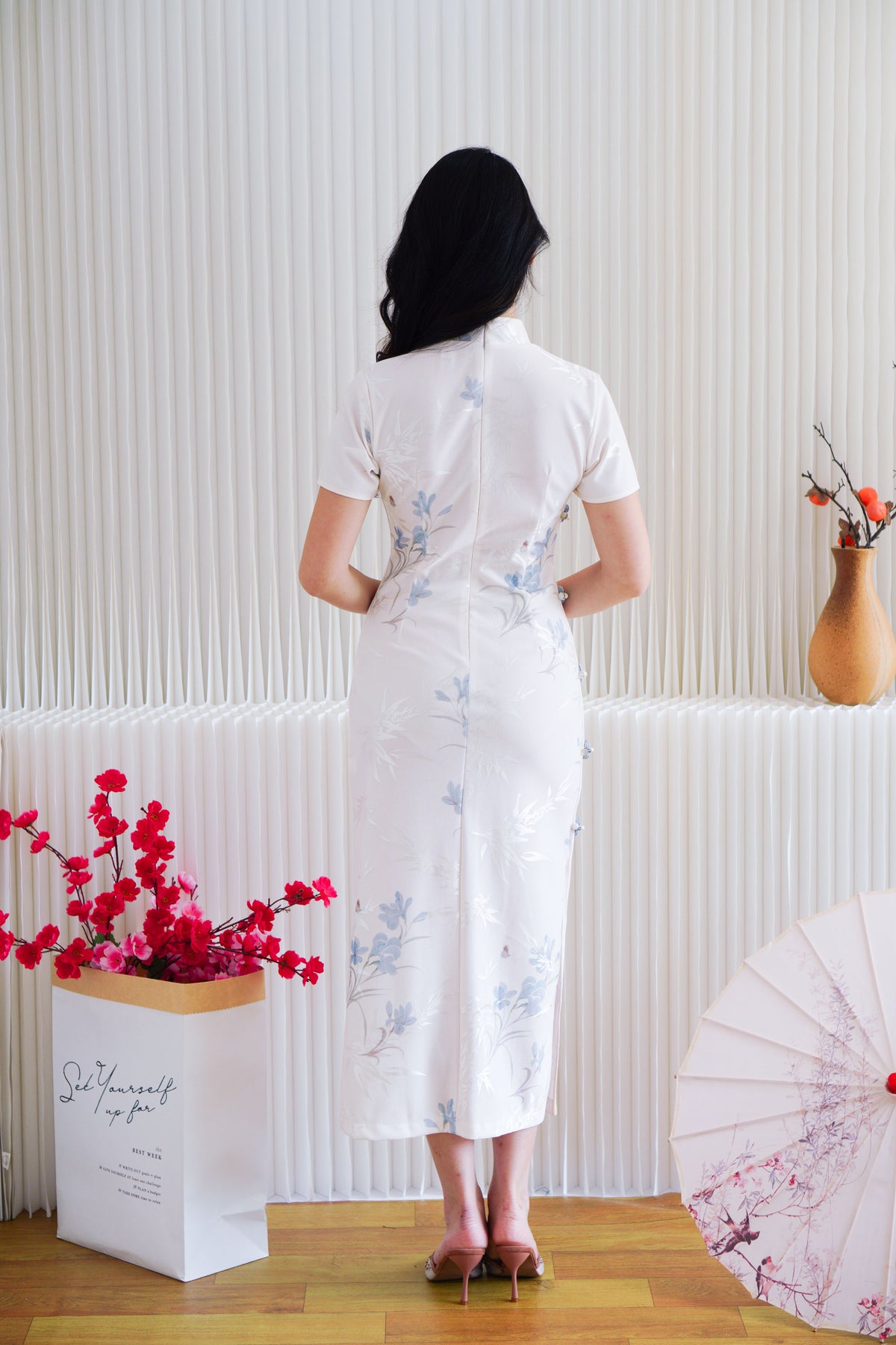 Wan Er Short Sleeves Floral Cheongsam in White