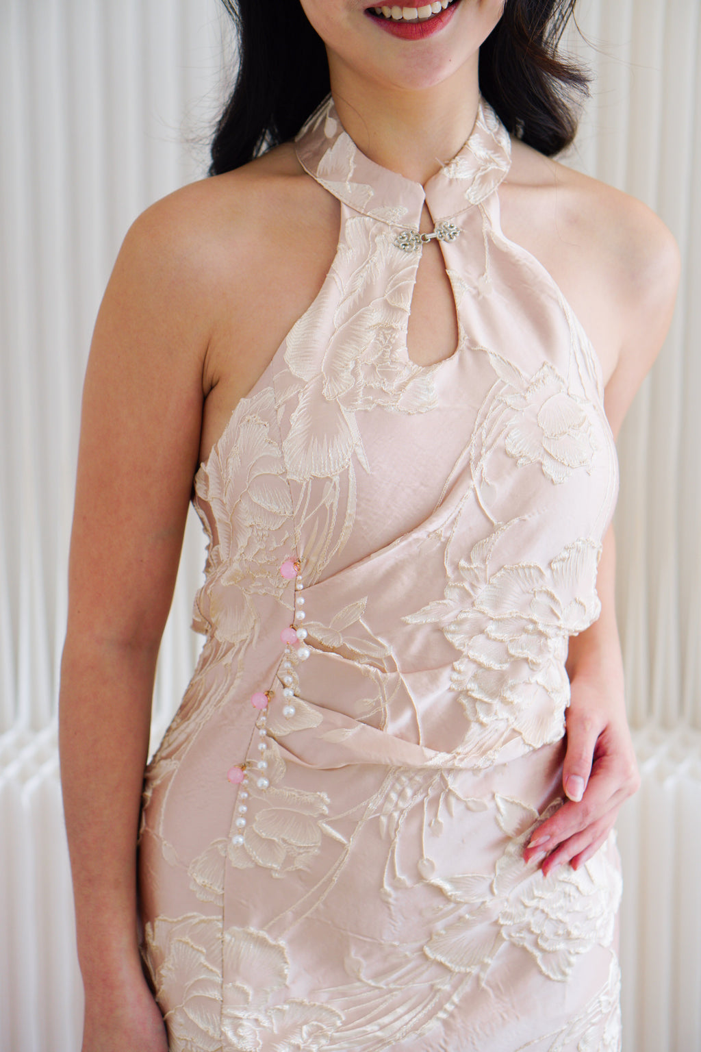 Shi Yao Halter Neck Embossed Jacquard Mini Cheongsam in Light Pink