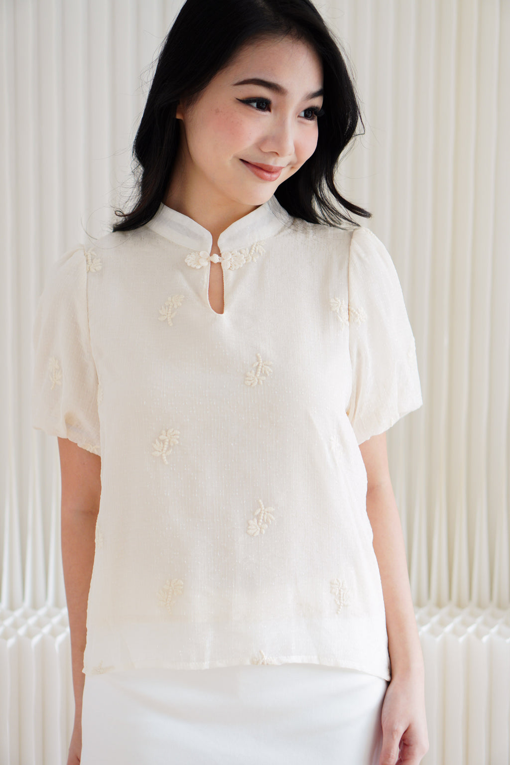 En Puffy Sleeves Cheongsam Top in Cream