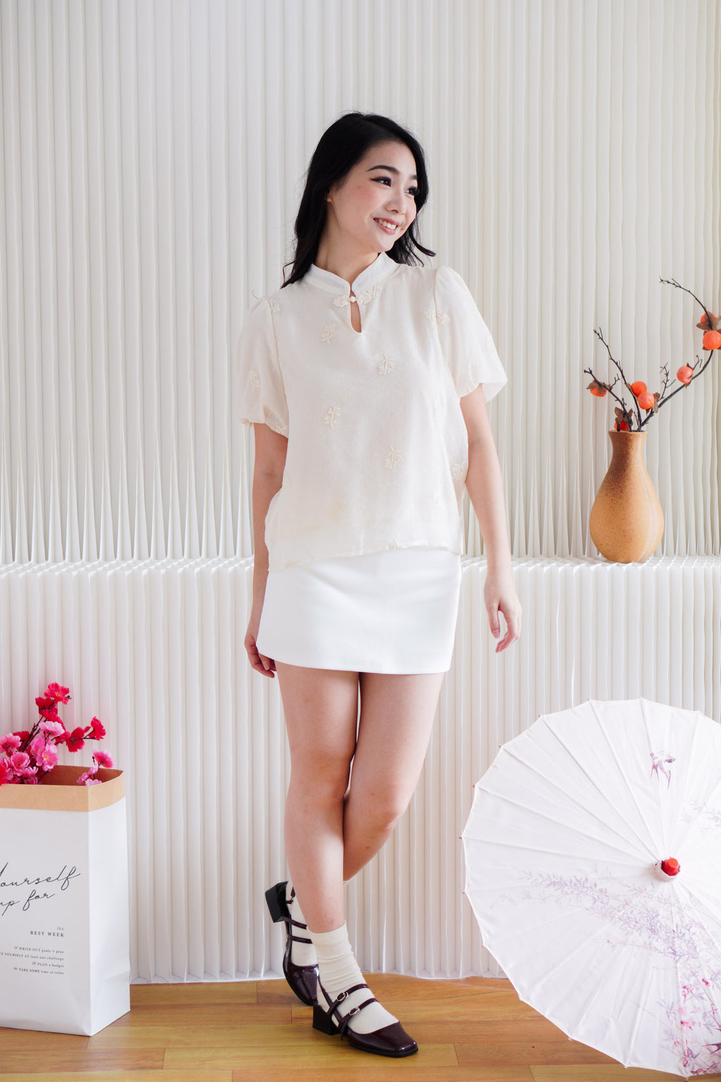 En Puffy Sleeves Cheongsam Top in Cream