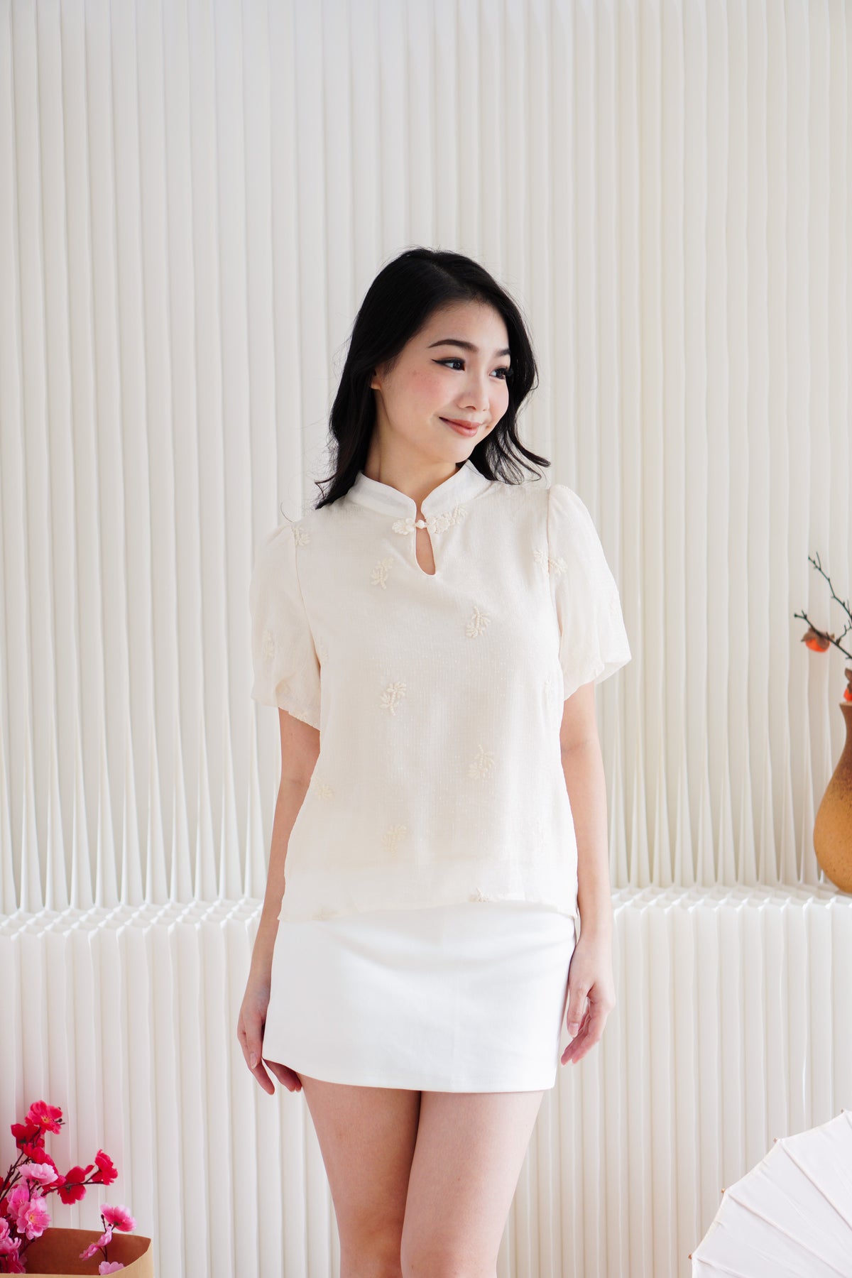 En Puffy Sleeves Cheongsam Top in Cream
