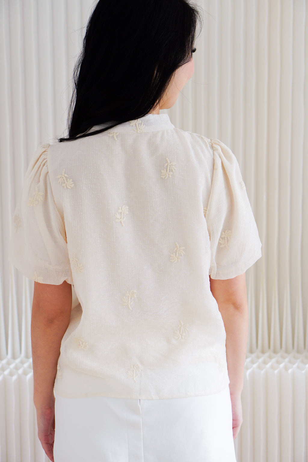 En Puffy Sleeves Cheongsam Top in Cream