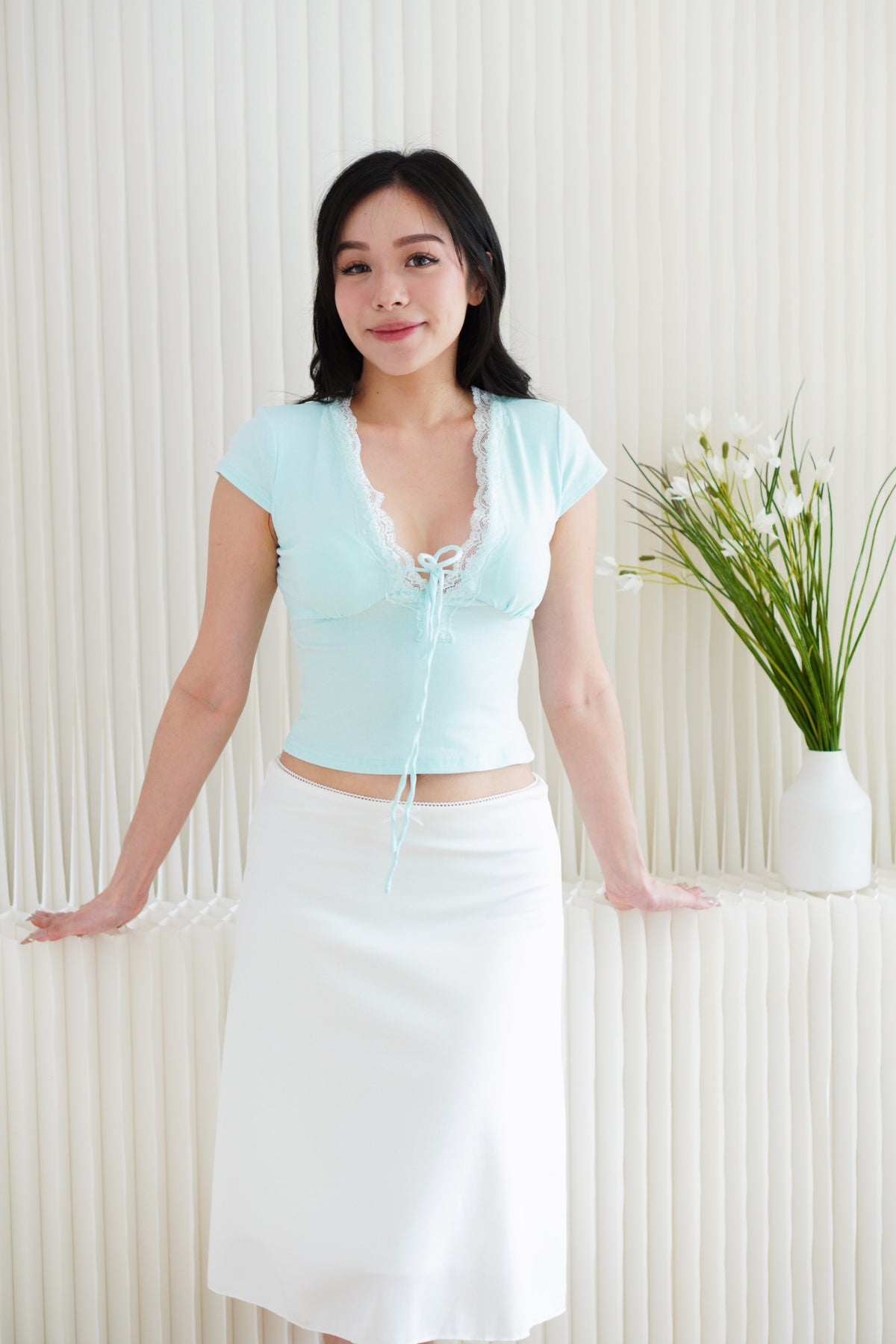 Siekka V Neck Padded Lace Ribbon Short Sleeves Top in Blue