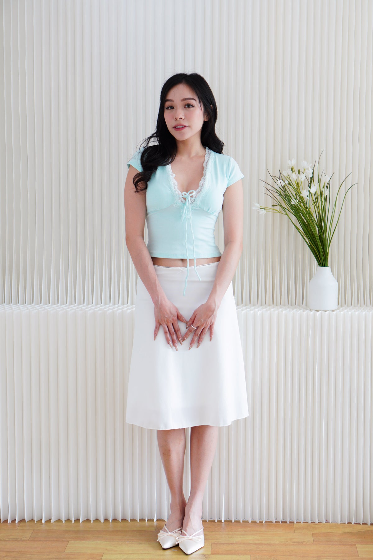 Siekka V Neck Padded Lace Ribbon Short Sleeves Top in Blue