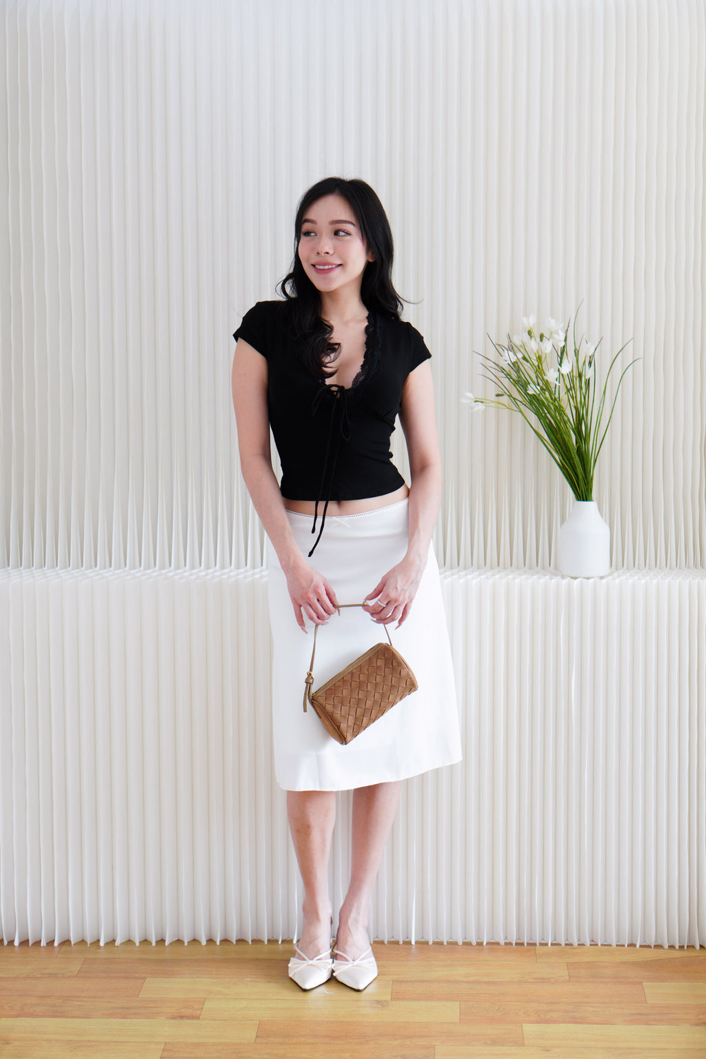 Siekka V Neck Padded Lace Ribbon Short Sleeves Top in Black