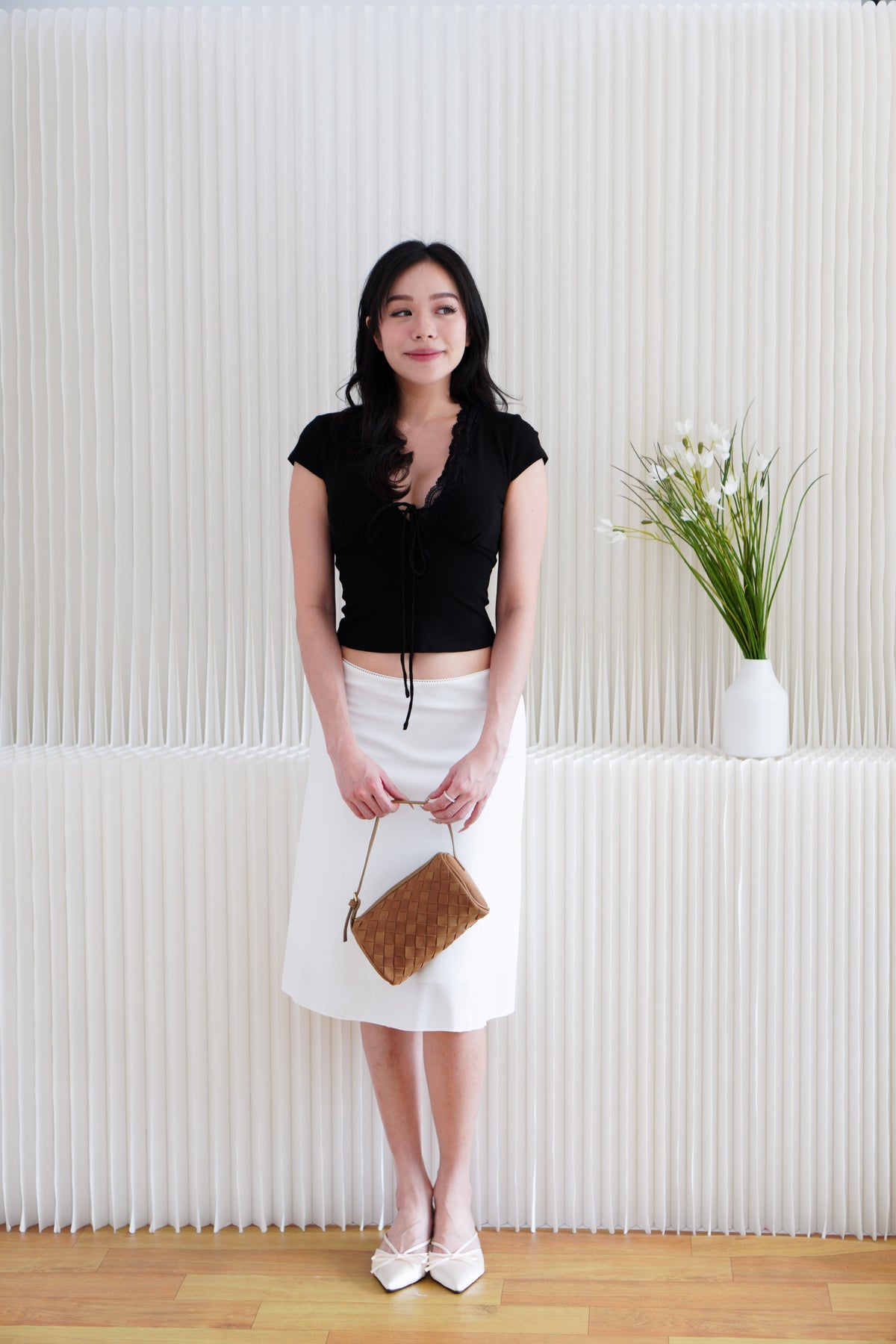 Siekka V Neck Padded Lace Ribbon Short Sleeves Top in Black