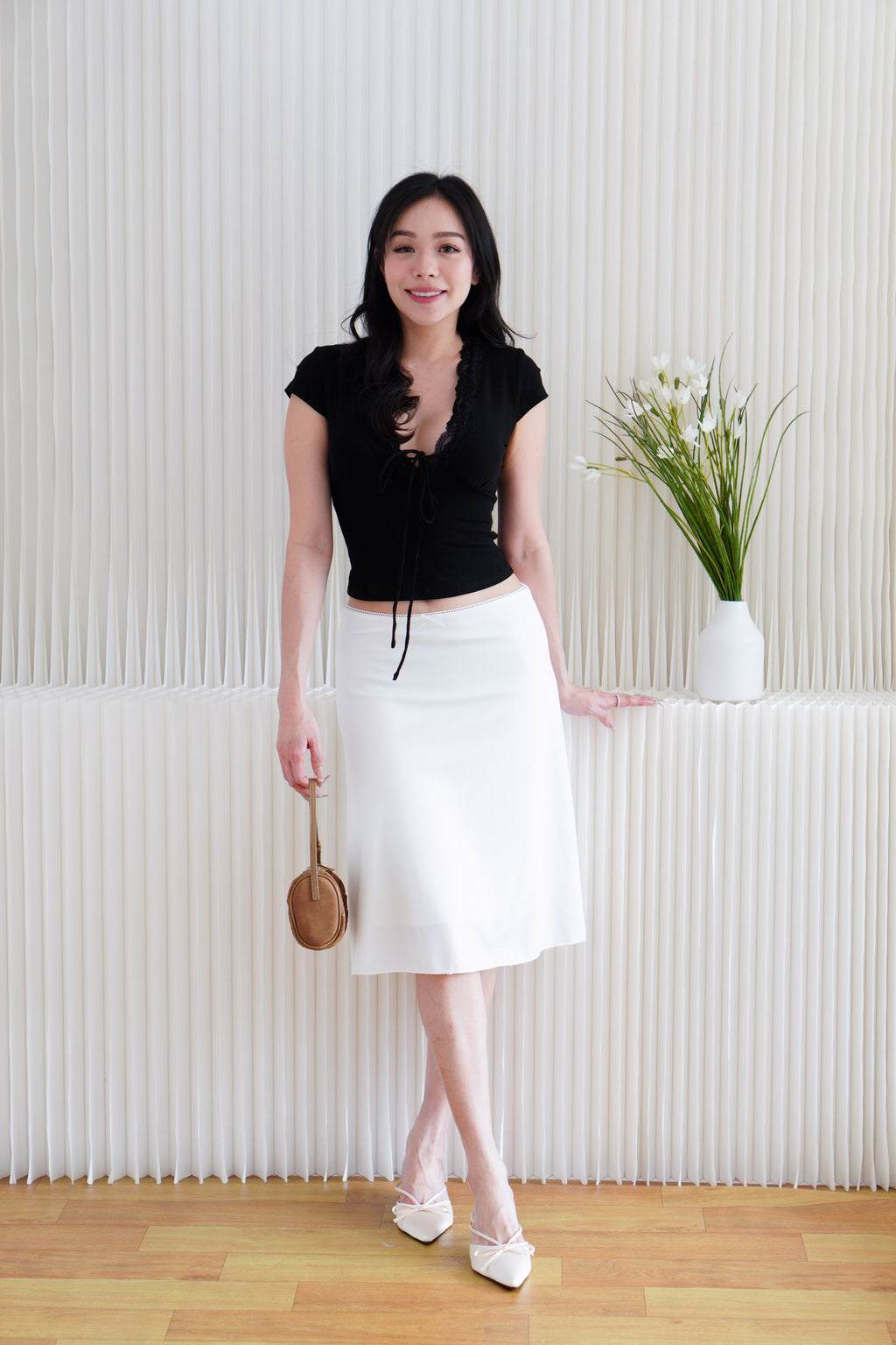 Siekka V Neck Padded Lace Ribbon Short Sleeves Top in Black