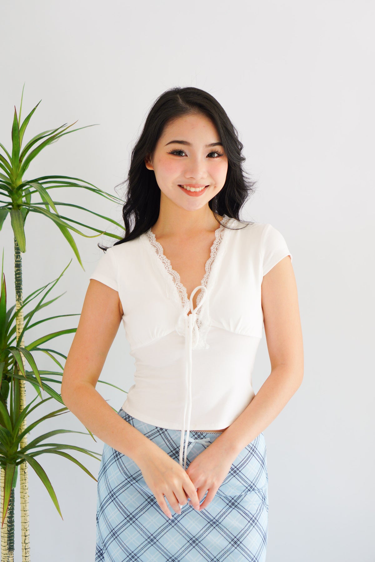 Siekka V Neck Padded Lace Ribbon Short Sleeves Top in White
