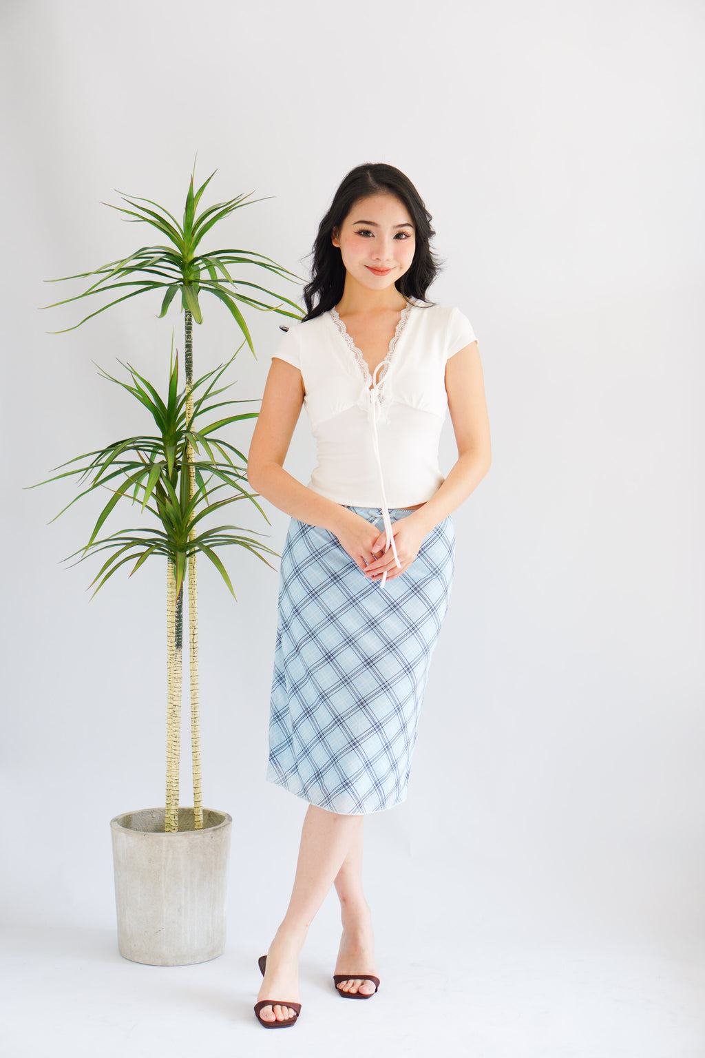 Siekka V Neck Padded Lace Ribbon Short Sleeves Top in White