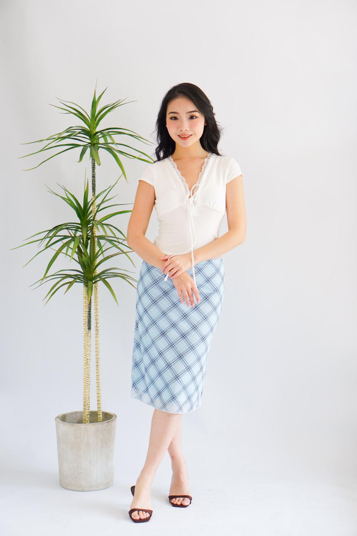 Siekka V Neck Padded Lace Ribbon Short Sleeves Top in White