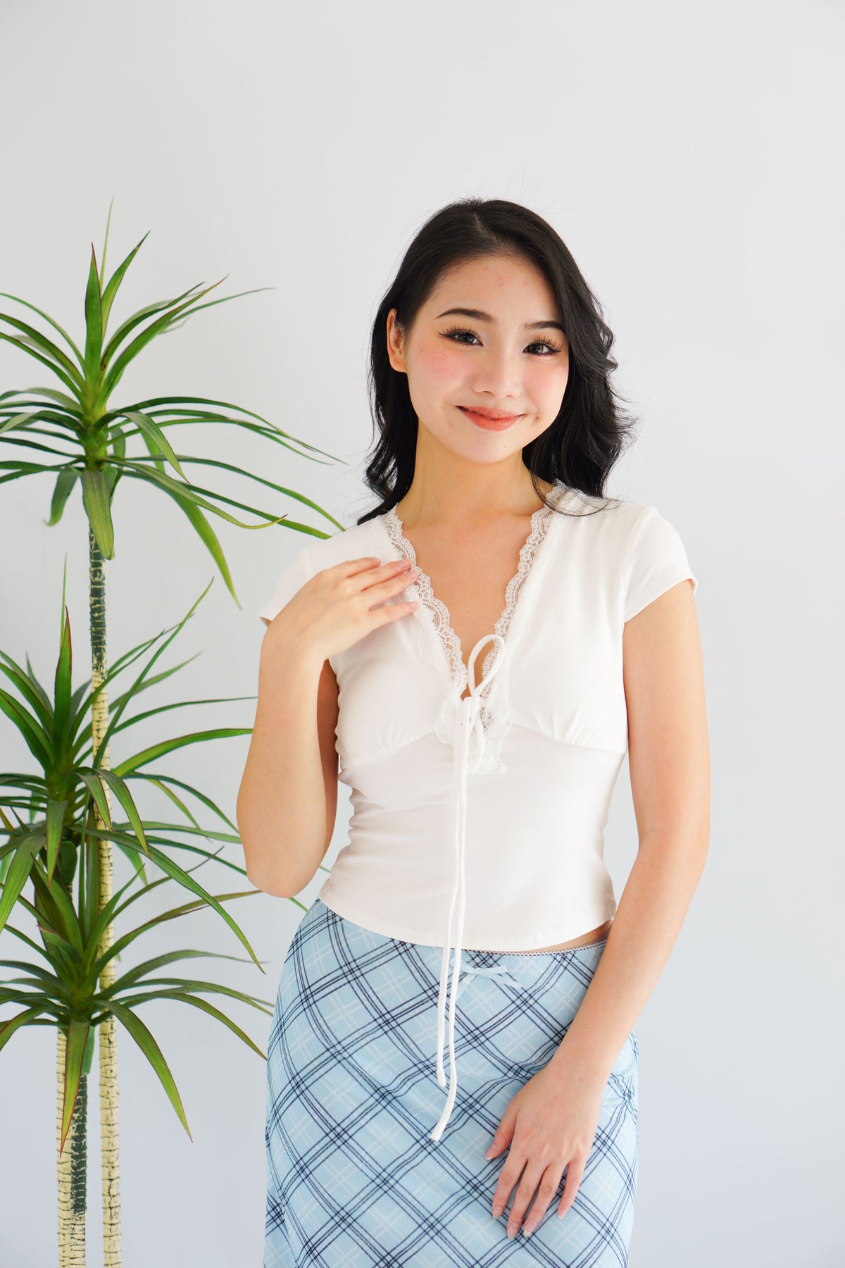 Siekka V Neck Padded Lace Ribbon Short Sleeves Top in White