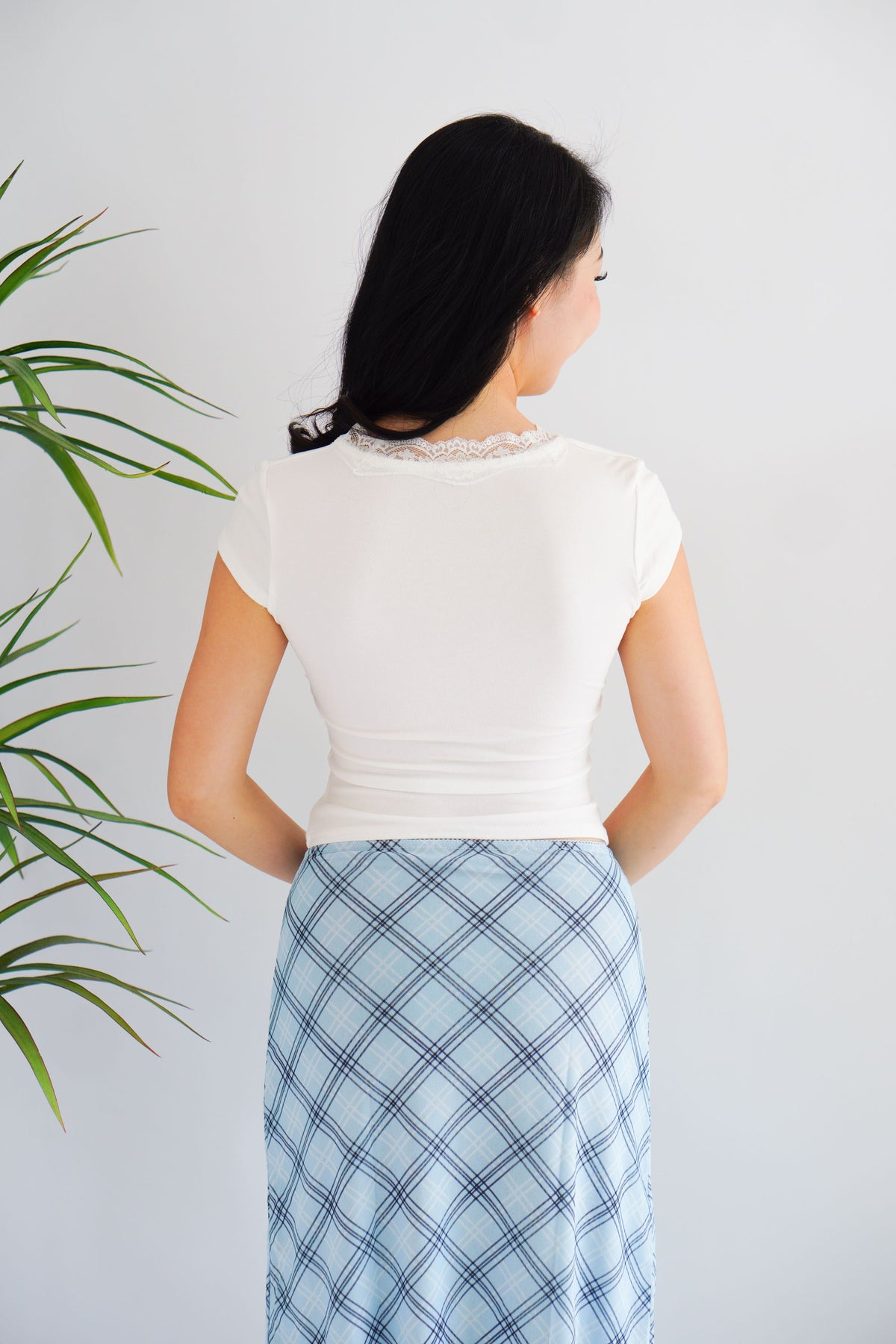 Siekka V Neck Padded Lace Ribbon Short Sleeves Top in White