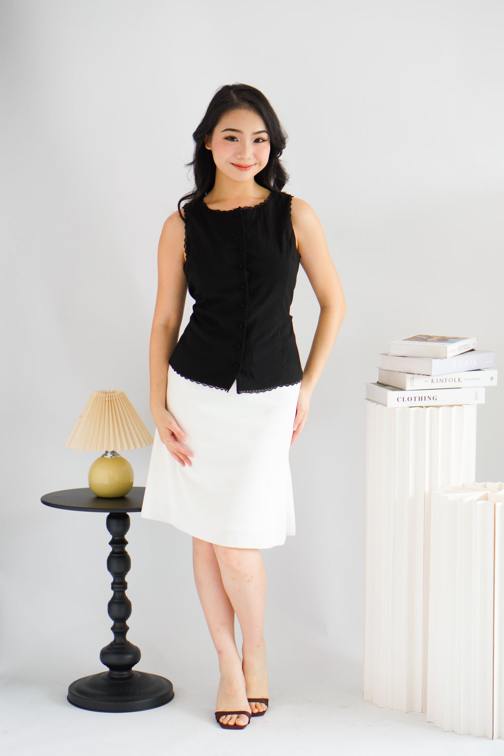Marlianne Sleeveless Button Down Top in Black