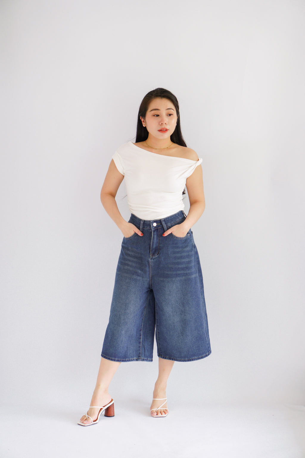 Greyson Wide Legged Cropped Denim Jeans in Dark Blue