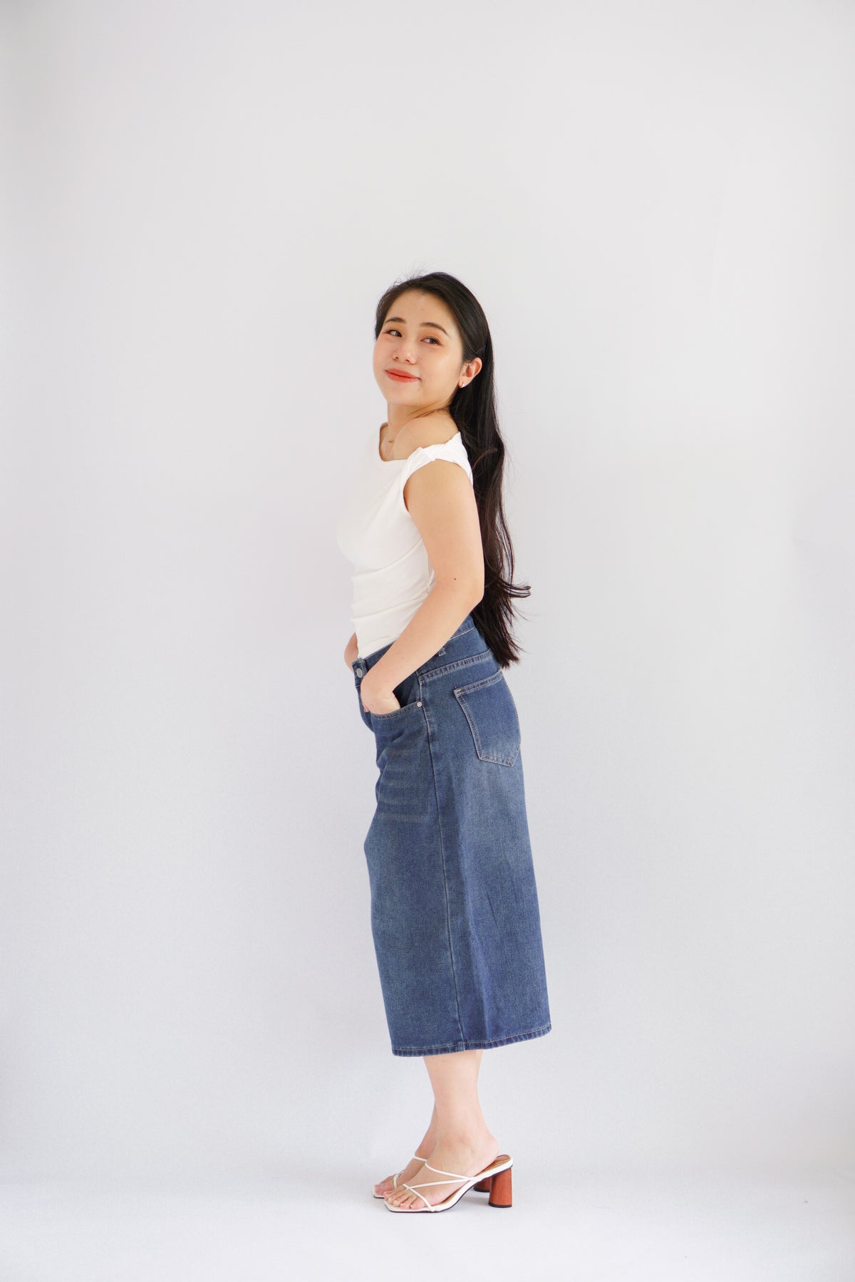 Greyson Wide Legged Cropped Denim Jeans in Dark Blue