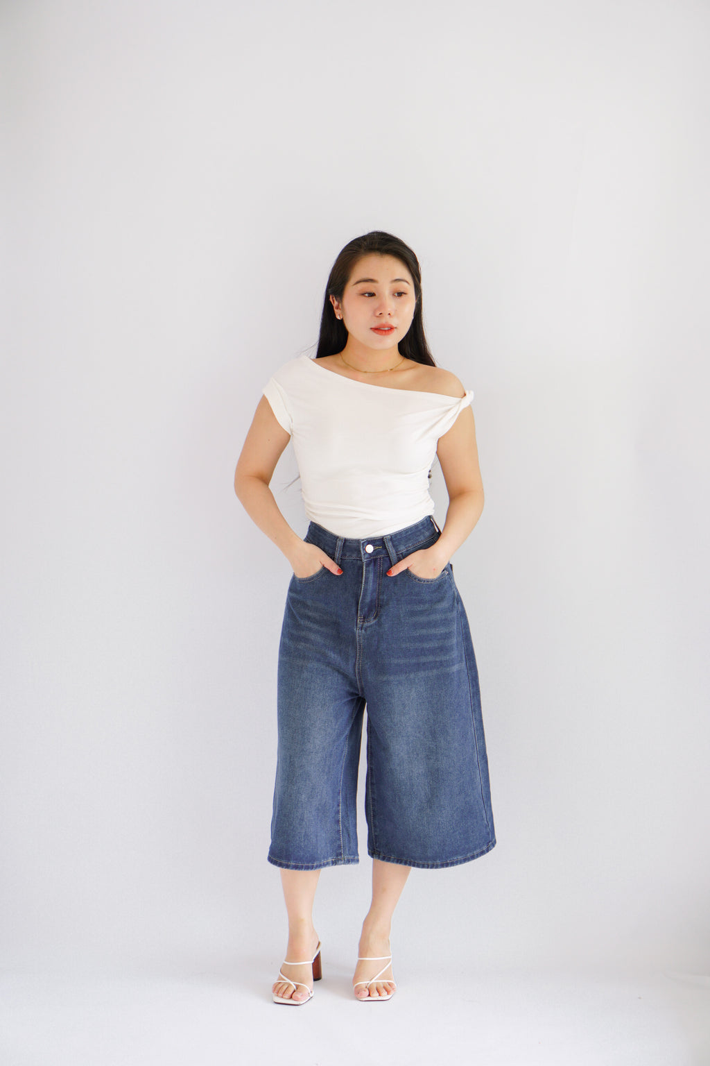 Greyson Wide Legged Cropped Denim Jeans in Dark Blue