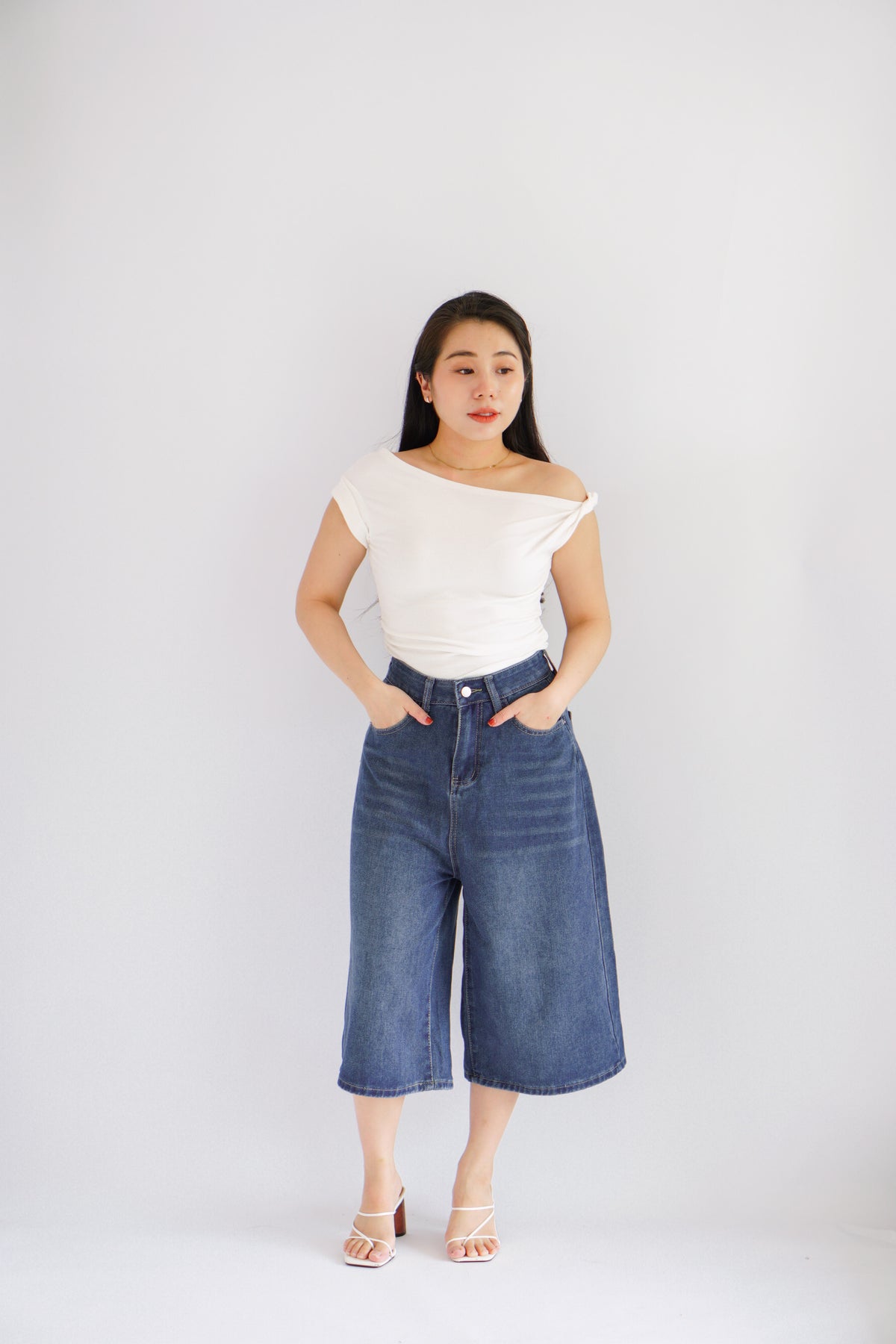 Greyson Wide Legged Cropped Denim Jeans in Dark Blue